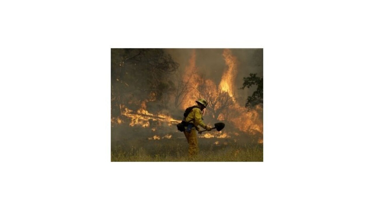 Kalifornia po extrémnom suchu bojuje s požiarmi, hasič prišiel o život